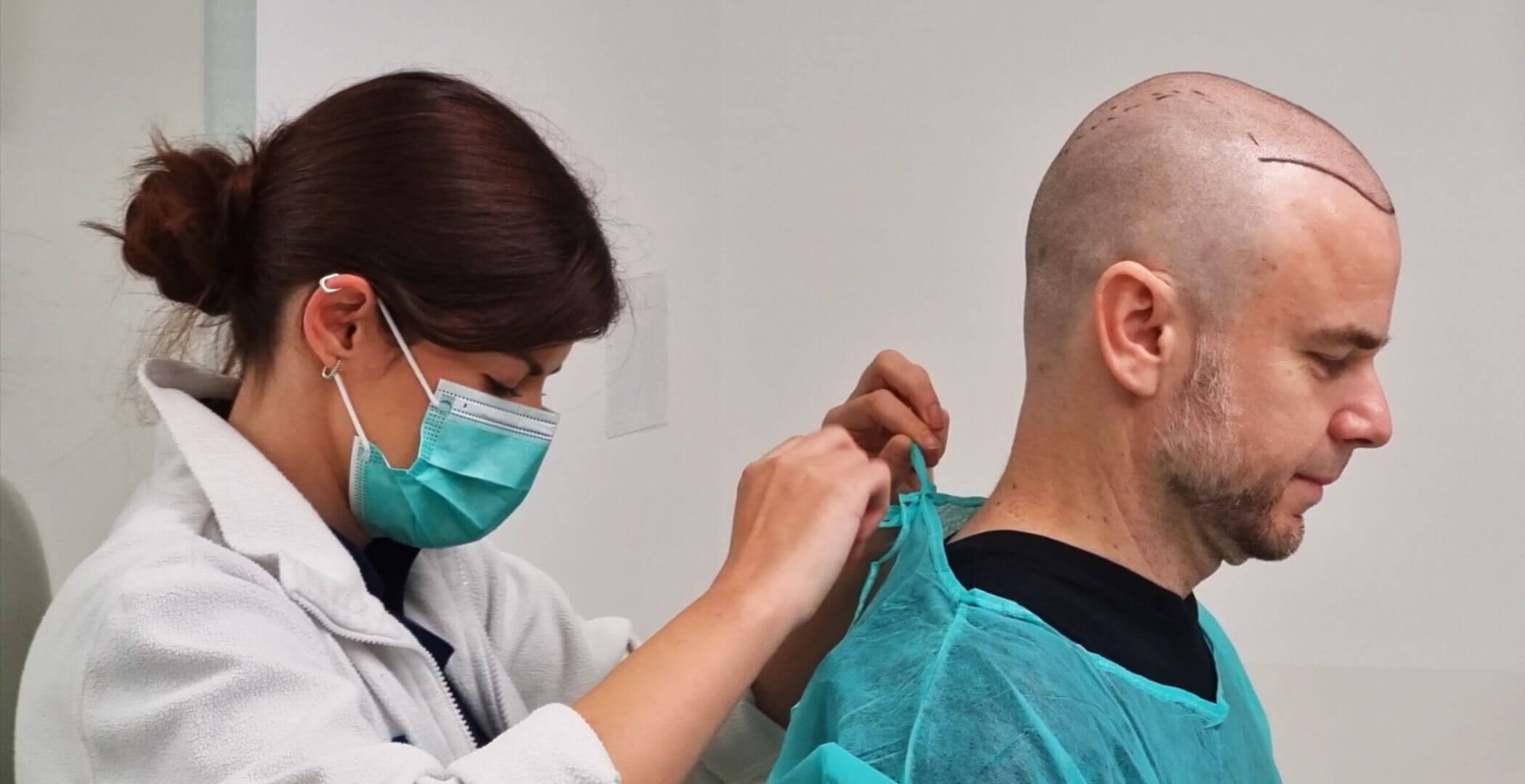 Dr. Rebeka Páli vykonáva prípravu pred transplantáciou vlasov pre rozhlasového moderátora Gregora Juhásza na klinike PHAEYDE