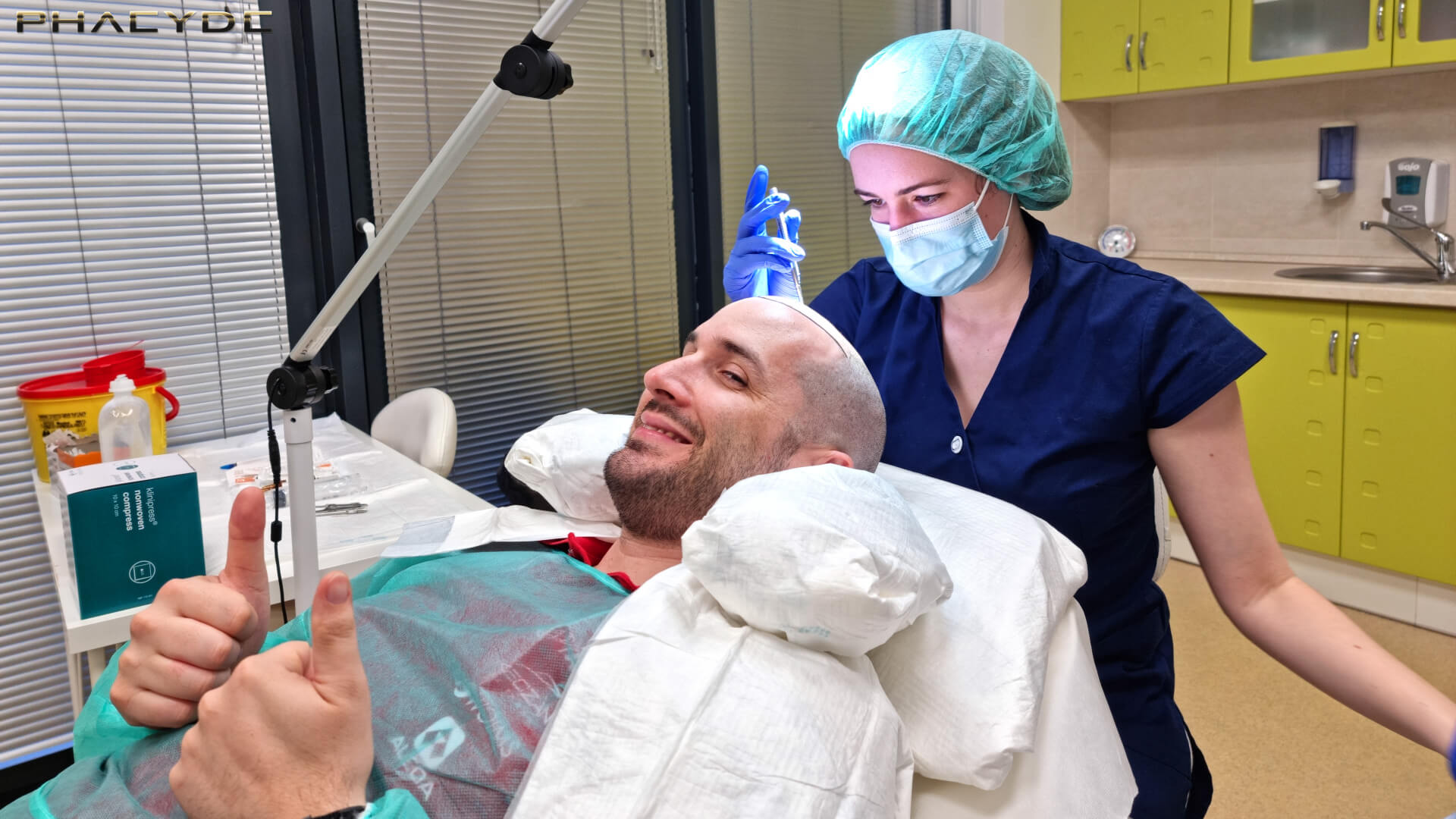 Norbert Kiss počas transplantácie vlasov s Dr. Bianka László - PHAEYDE Clinic